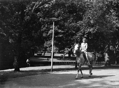 361219 Afbeelding van een meisje te paard in het Vondelpark te Amsterdam.